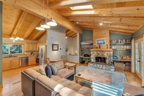 3BR with Hot Tub 1 Mile to Diamond Peak